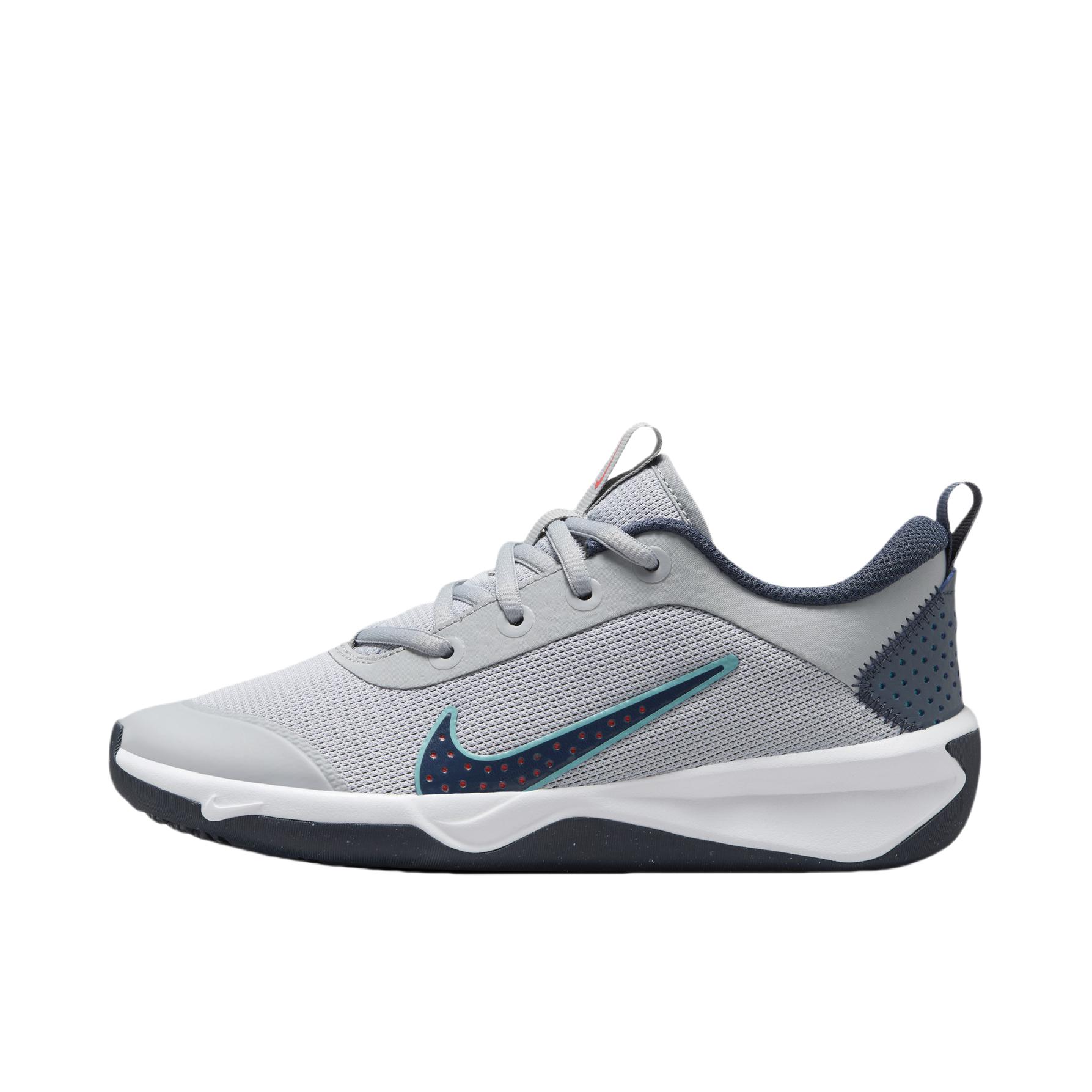 推荐商品：Nike Omni Multi-Court 缓震耐磨 网面透气 室内综合 舒适 运动休闲鞋 大童/狼灰色/闪电蓝/亮深红/仙人掌绿