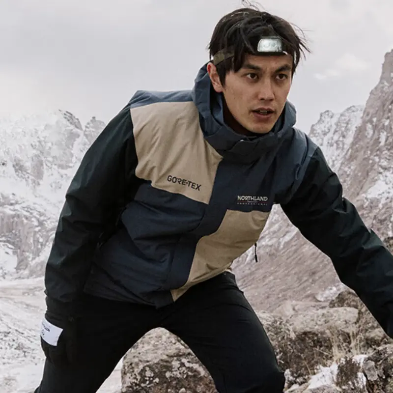 推荐商品：Northland/诺诗兰 飓风3代拼色GORE-TEX防水防风单层冲锋衣 NWJEH5501S 纯黑/凝岩灰/悬崖卡其