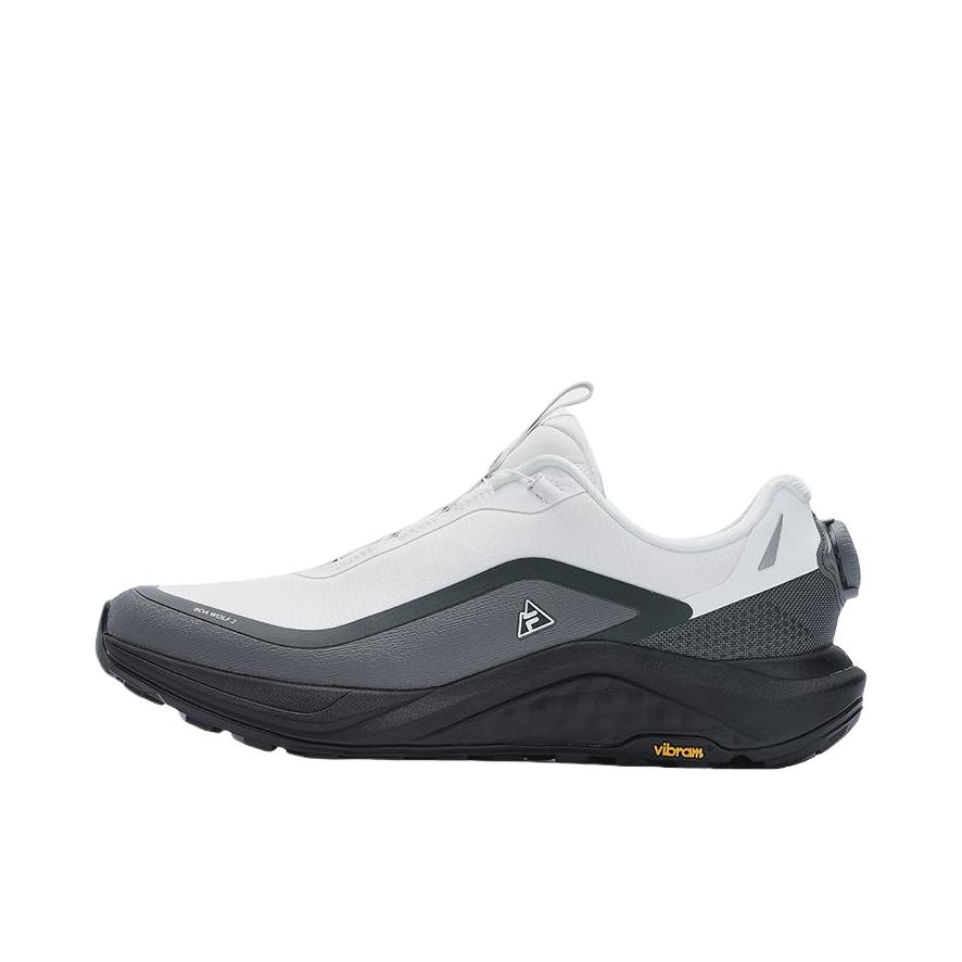推荐商品：FILA/斐乐 雪狼 WOLF 2 防滑耐磨 舒适低帮 轻便透气 圆头 平跟 百搭简约 跑鞋 低帮/明亮白 