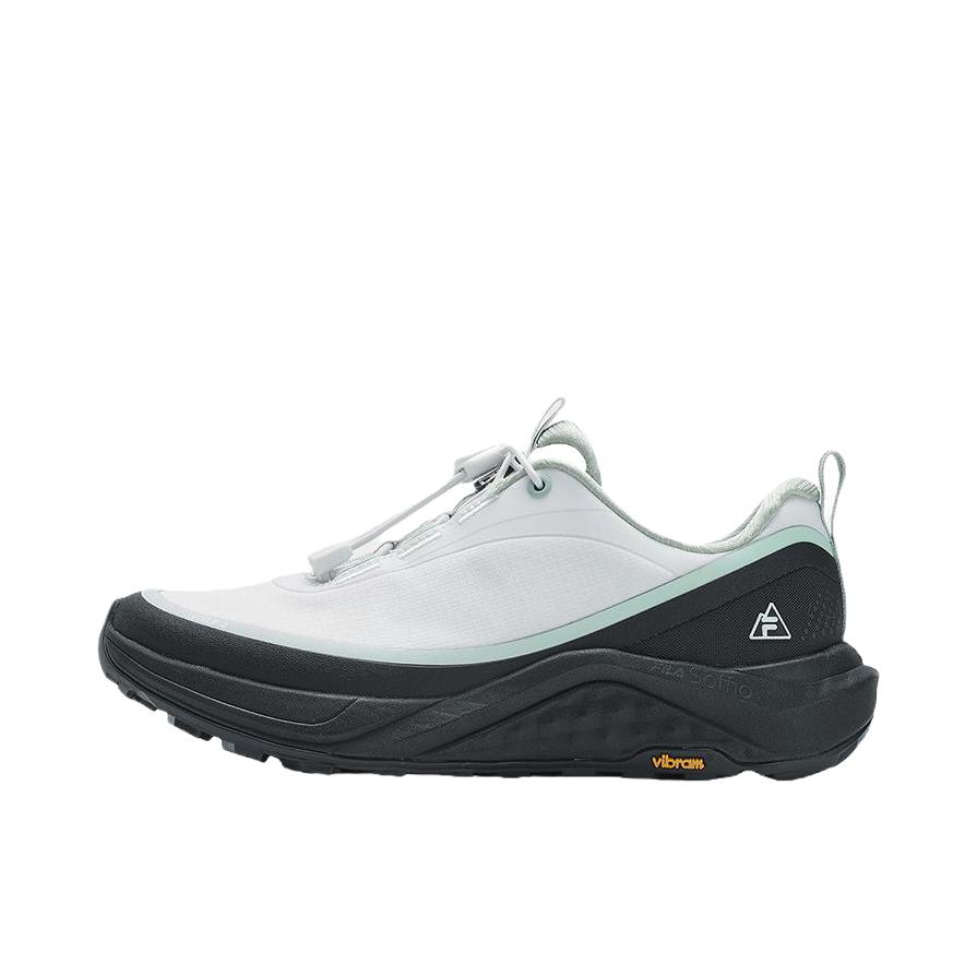 推荐商品：FILA/斐乐 BOA WOLF 2+ 雪狼 防滑耐磨 舒适透气 回弹耐用 免系带 户外休闲鞋 女款/杰出白/沥青灰 