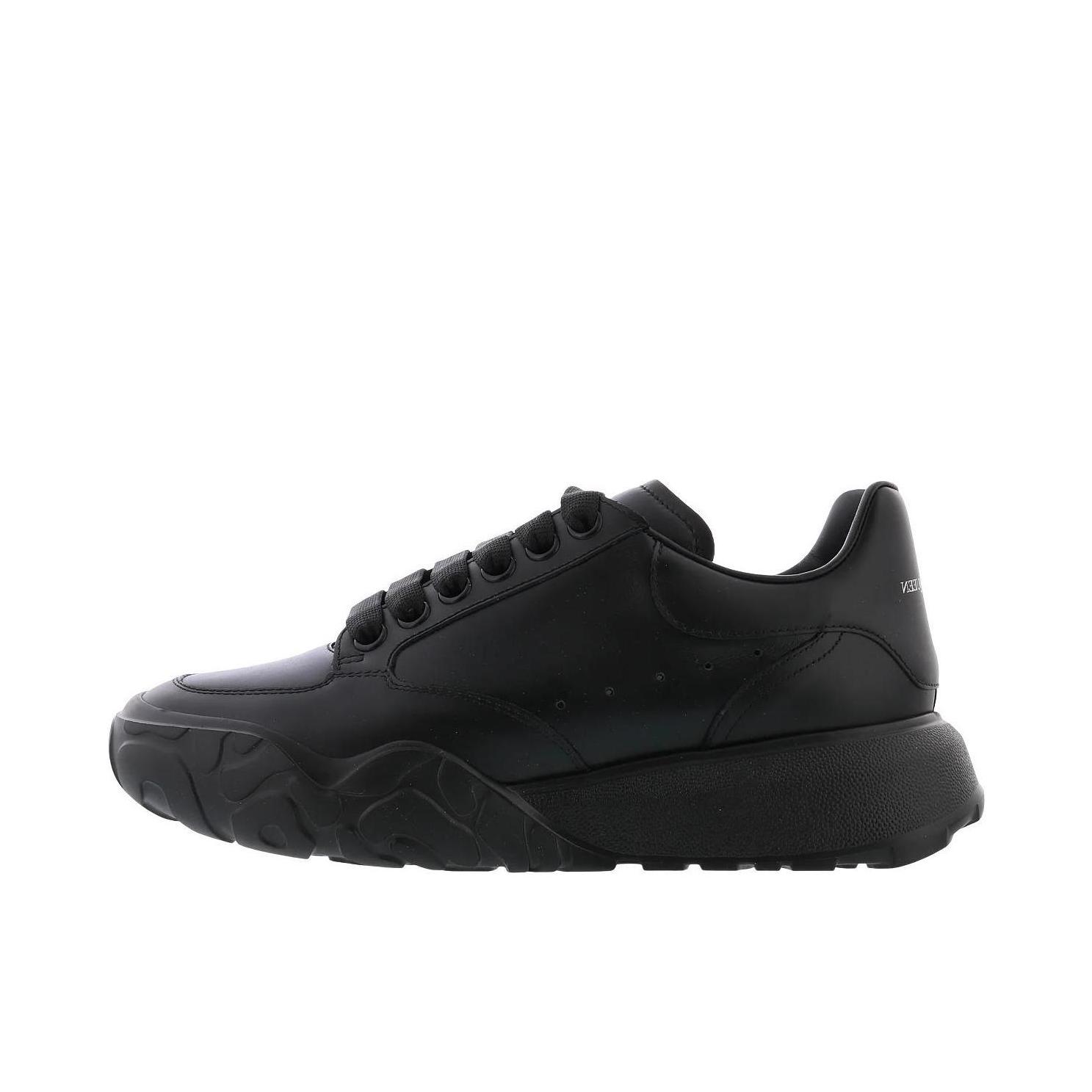 推荐商品：Alexander McQueen/亚历山大麦昆 Court Trainer 牛皮圆头 防滑耐磨 轻便 时尚百搭 拼接 运动休闲鞋 女款/黑色  