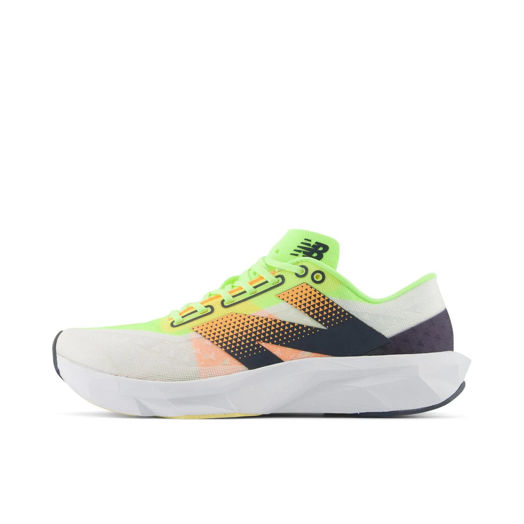 推荐商品：New Balance FuelCell PVLSE 跑鞋 缓震防滑耐磨竞速轻量回弹合成革 女款/白色/绿色