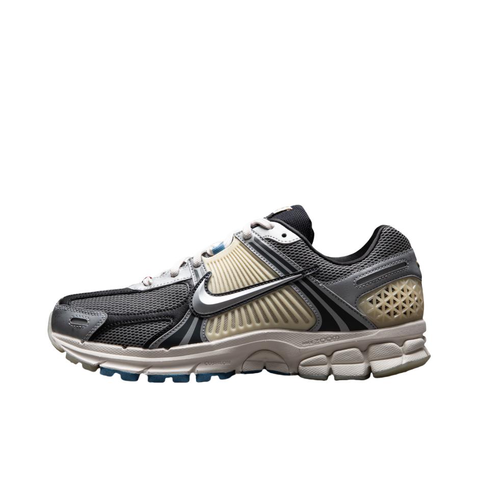 推荐商品：Nike Zoom Vomero 5 跑鞋 舒适缓震网面透气百搭复古支撑训练轻便 黑色/银色