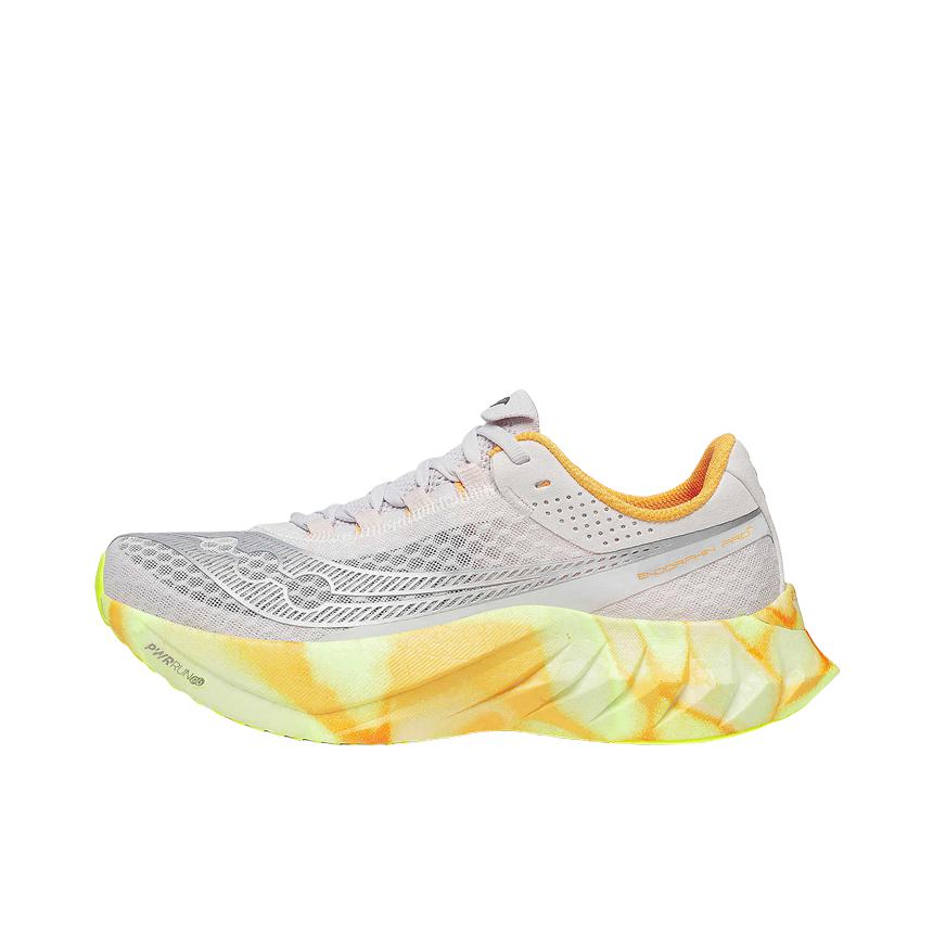 推荐商品：Saucony/索康尼 EndorphinPro 啡鹏4 碳板全掌 回弹 缓震 支撑 防滑耐磨 时尚复古 跑鞋 浅灰色/黄色