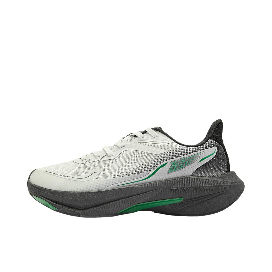 推荐商品：乔丹体育 飞影5.0 跑鞋 中考体测入门缓震轻便防滑耐磨网面透气舒适百搭回弹防风 灰银色/电掣灰