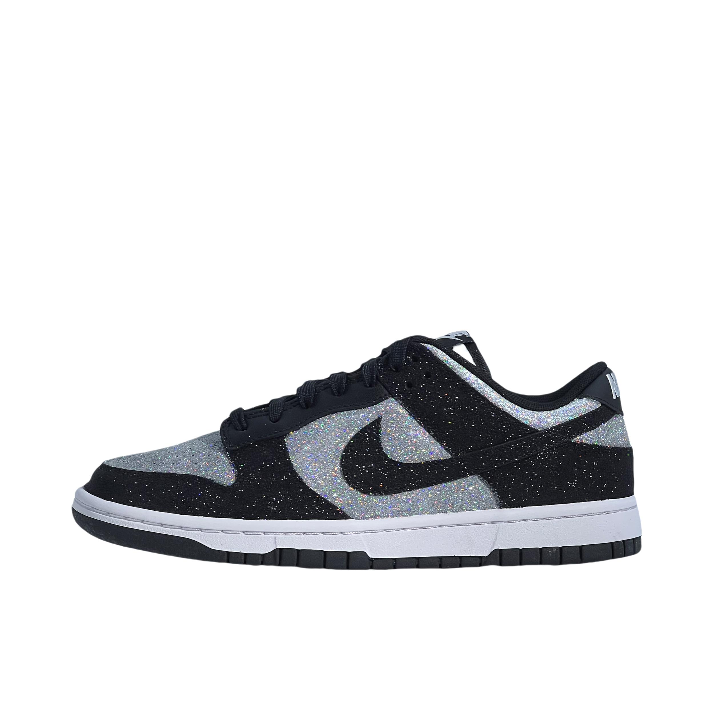 推荐商品：【定制球鞋】 Nike Dunk 板鞋 平跟系带防滑耐磨做旧高街简约百搭潮流复古美式 熊猫黑镭射满天星
