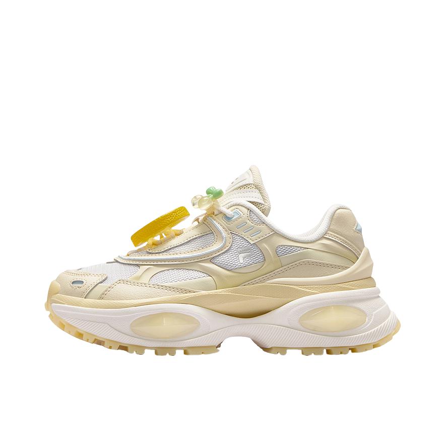 推荐商品：【赵露思同款】FILA/斐乐 Bianco 3 硬糖3 厚底防水 防滑耐磨 系带增高 老爹鞋 女款/白鹭白/淡黄色