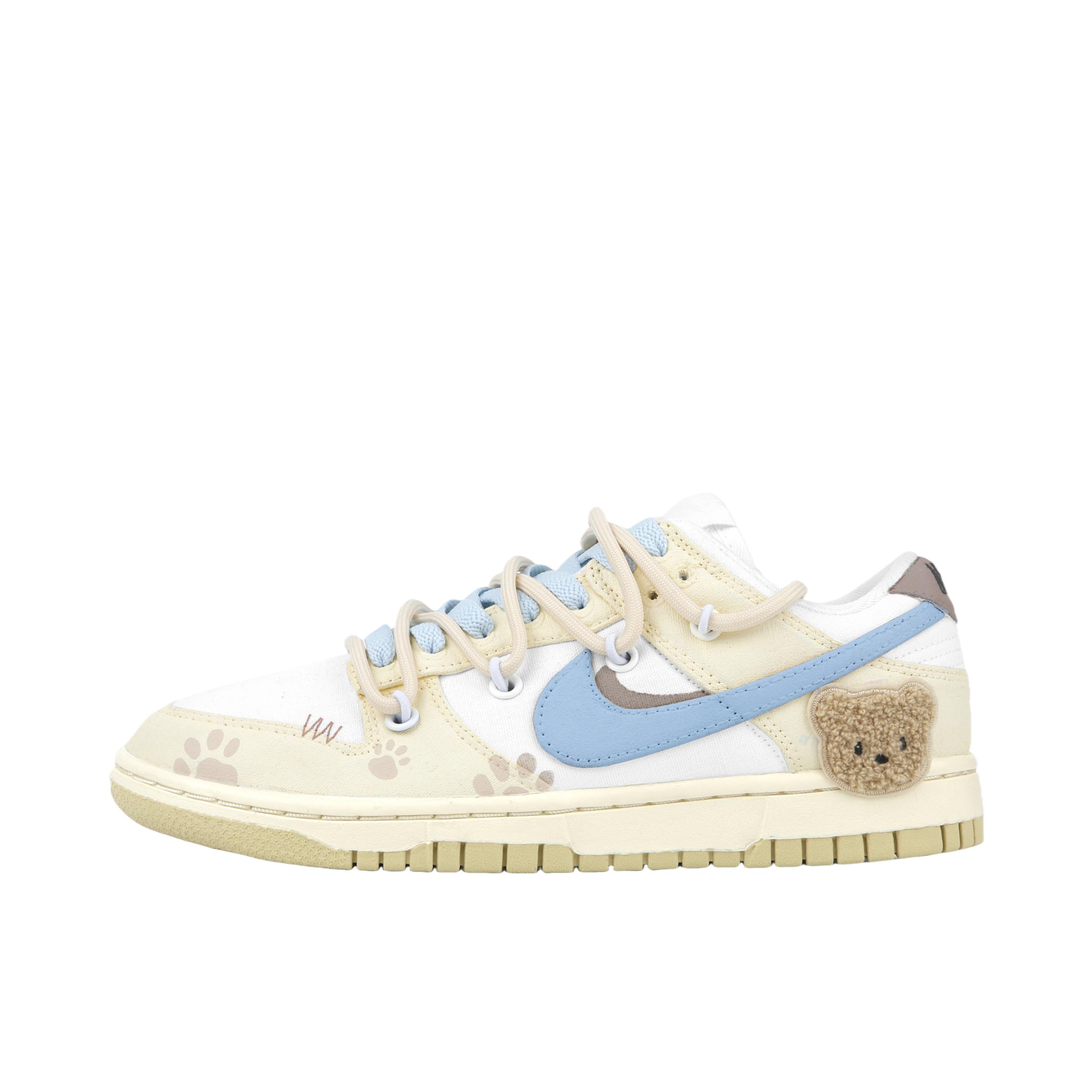 推荐商品：【定制球鞋】 Nike Dunk 板鞋 平跟系带防滑耐磨做旧高街简约百搭潮流复古美式 女款/小熊牛奶 