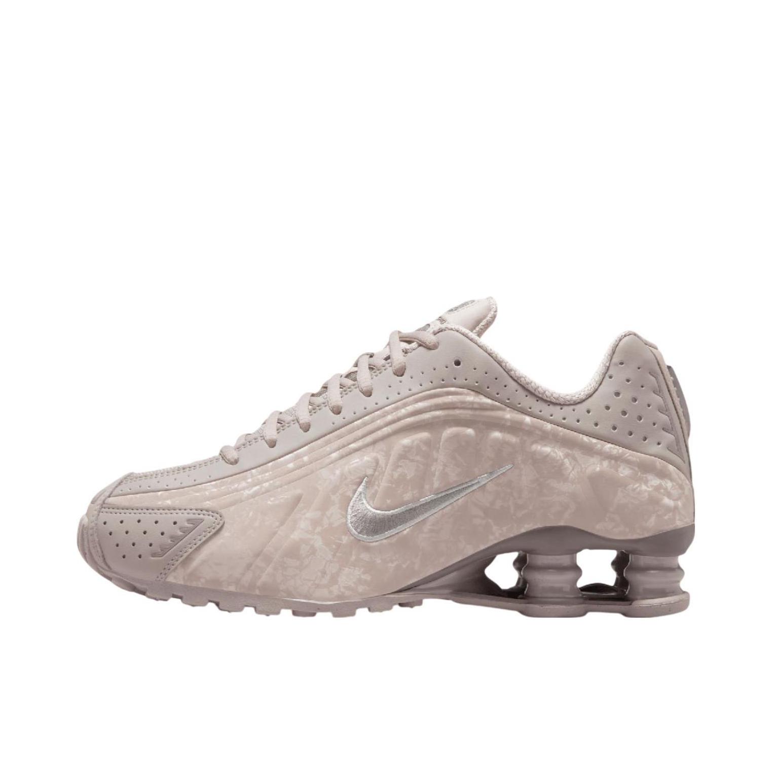 推荐商品：Nike Shox R4 跑鞋 气柱弹簧气垫防滑耐磨舒适减震复古百搭合成革回弹支撑贴合短跑耐用 女款/灰色