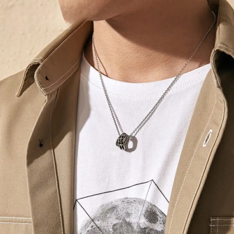 推荐商品：YINCHIE/银千惠 痞帅暗黑先锋胜利星环925银项链 TL0255