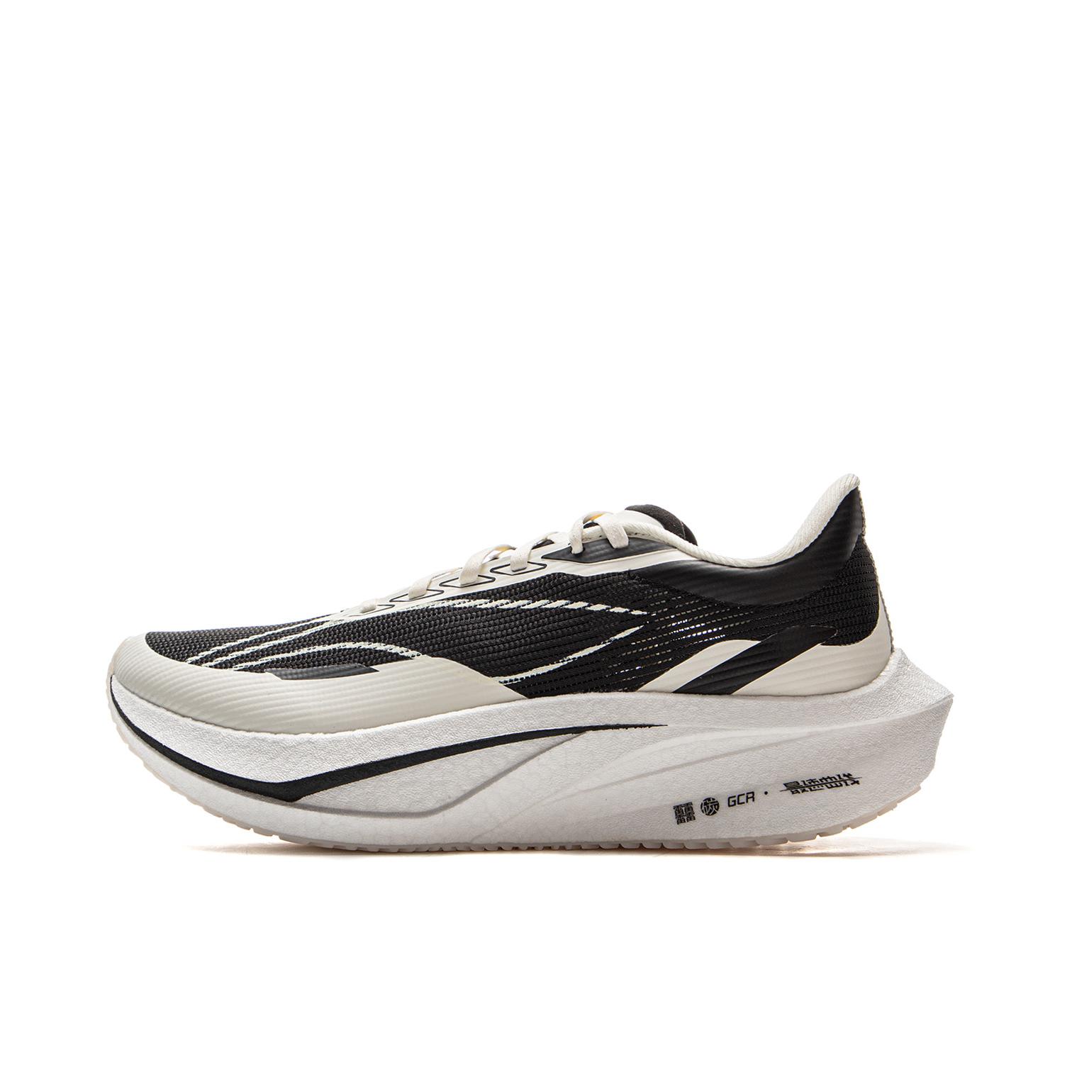 推荐商品：李宁 飞电4 Challenger 跑鞋 䨻丝轻质碳板高回弹短跑支撑防水竞速训练运动 黑色/白色