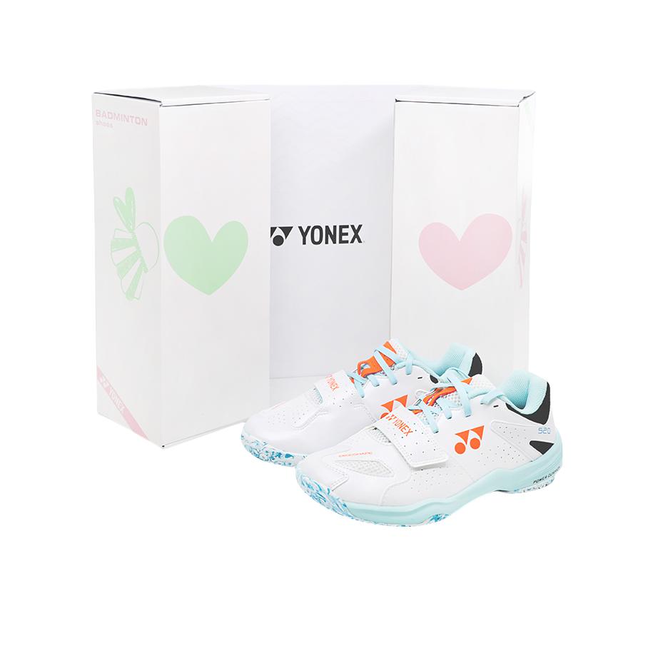 推荐商品：YONEX/尤尼克斯 Power Cushion 520系列 羽毛球鞋 织物合成革系带减震透气包裹性防滑耐磨 SHB520WCR 礼盒款/白色/橙色