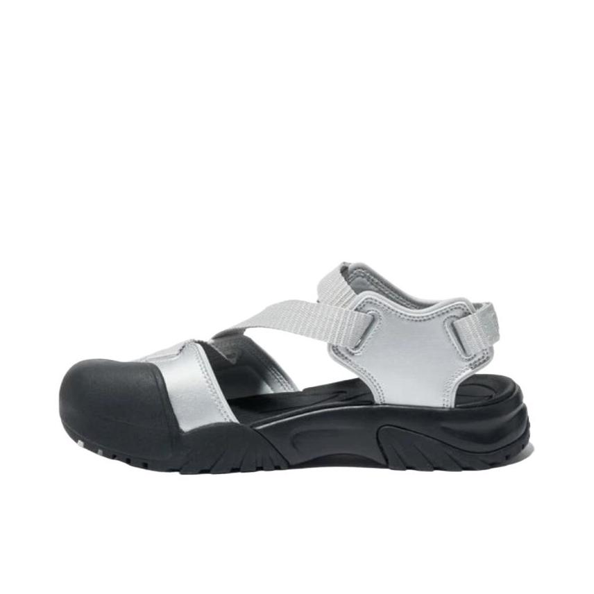 推荐商品：FILA/斐乐 Peyto 凉鞋 沙滩一字式扣带包头轻便防滑 银色