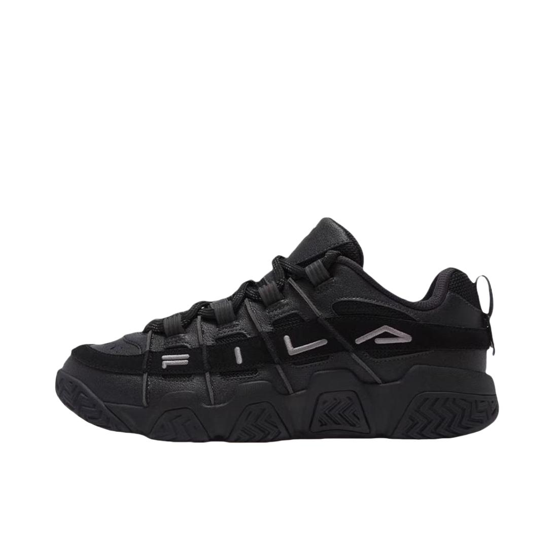推荐商品：FILA/斐乐 Barricade 休闲时尚 复古 减震耐磨 舒适透气 轻便防滑 织物 合成革 面包鞋 老爹鞋 车漆黑/神秘灰