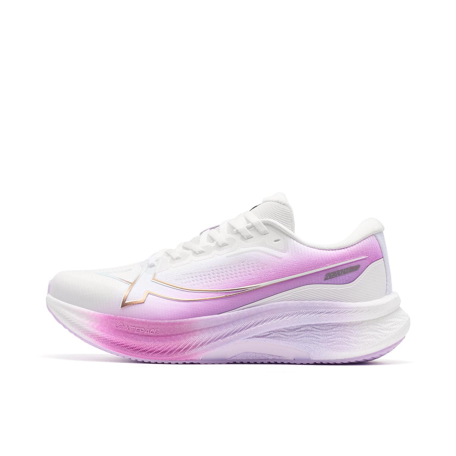 推荐商品：特步 两千公里三代plus 跑鞋 耐磨训练通勤体考网面回弹短跑大体重轻便体测防滑马拉松竞速防泼水稳定支撑减震秋冬 女款/经典白/芍药紫/靓紫色/红色