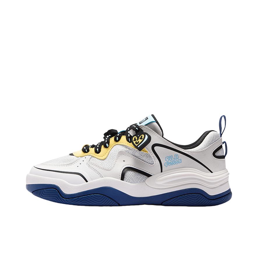 推荐商品：FILA/斐乐 KICK III 3代 踢板鞋 运动休闲鞋 低帮时尚轻便透气 Mr Doodle联名/香雪白/辉光蓝