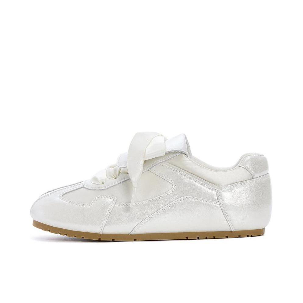 推荐商品：达芙妮 云软系列 德训鞋 运动休闲鞋 薄底复古甜美牛剖层革软底美式学院风芭蕾风 女款/米白色