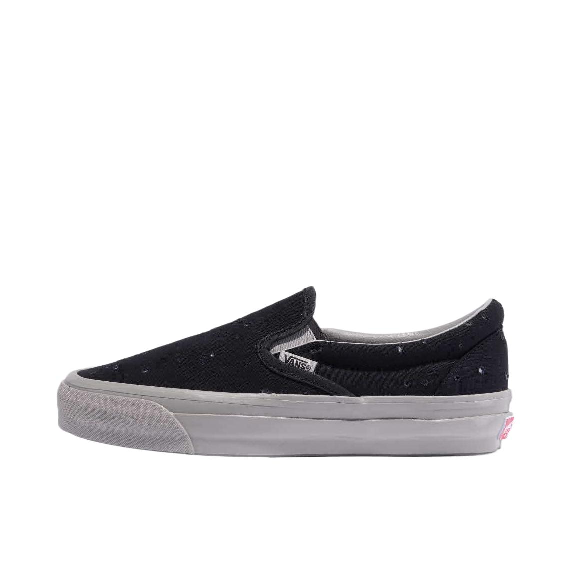 推荐商品：Vans/范斯 Classic Slip-on 防滑 简约 棋盘格 一脚蹬 百搭 休闲 帆布鞋 纯黑色/浅白色