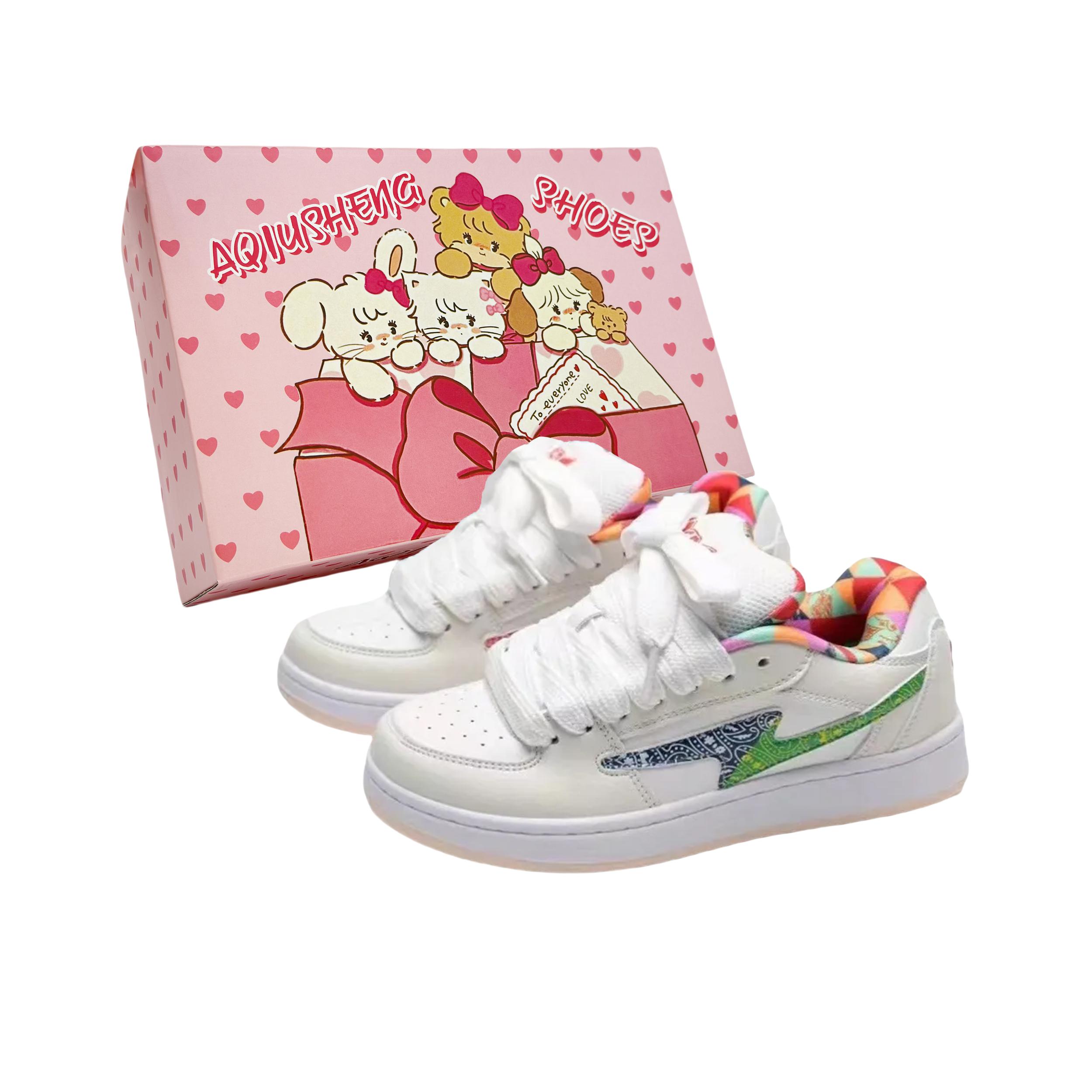 推荐商品：AQIUSHENG 板鞋 超纤皮通勤百搭低帮 AQS-2540X 礼盒款/女款/腰果花 