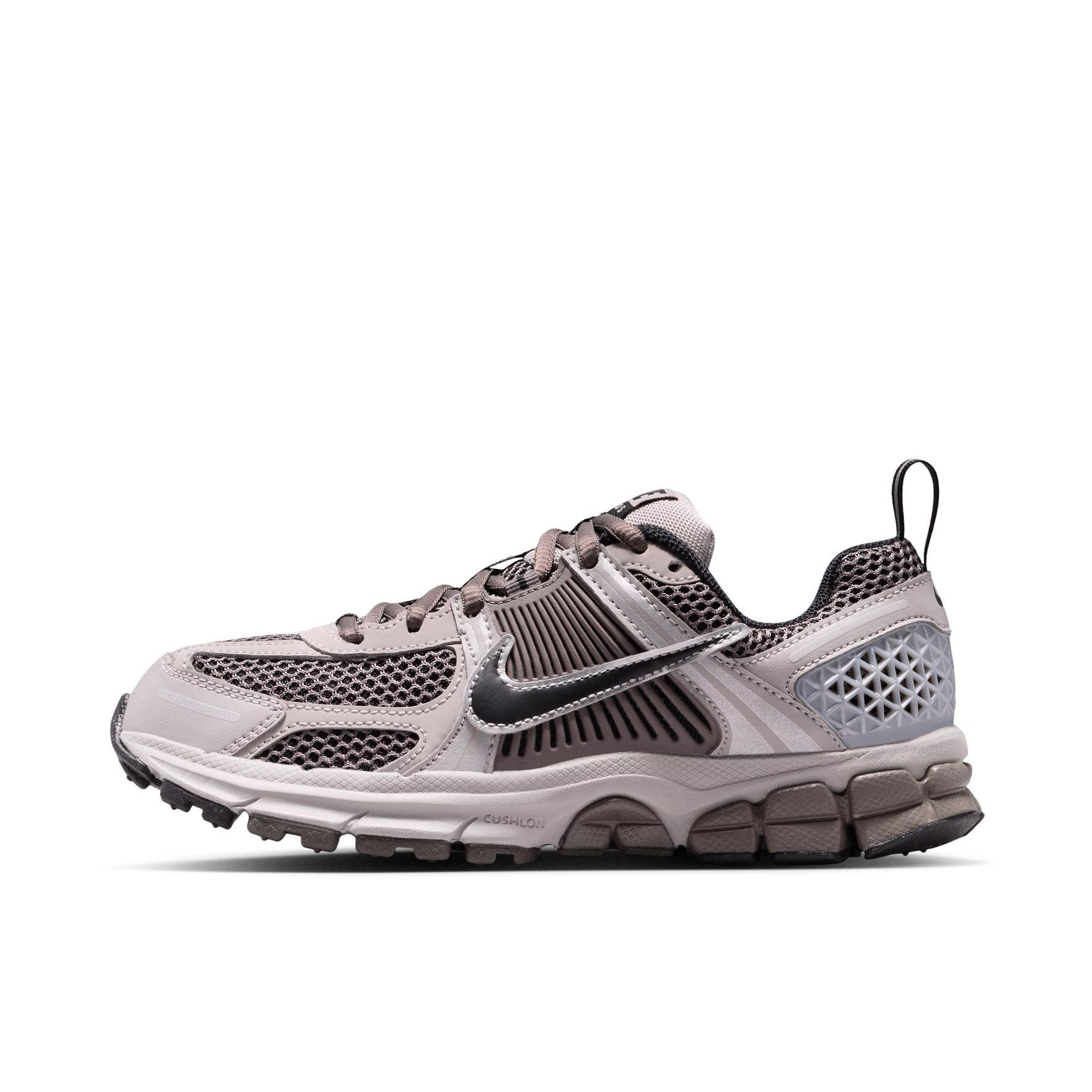 推荐商品：Nike Zoom Vomero 5 跑鞋 舒适缓震网面透气百搭复古支撑训练轻便 大童/学院灰/洞穴石/金属银