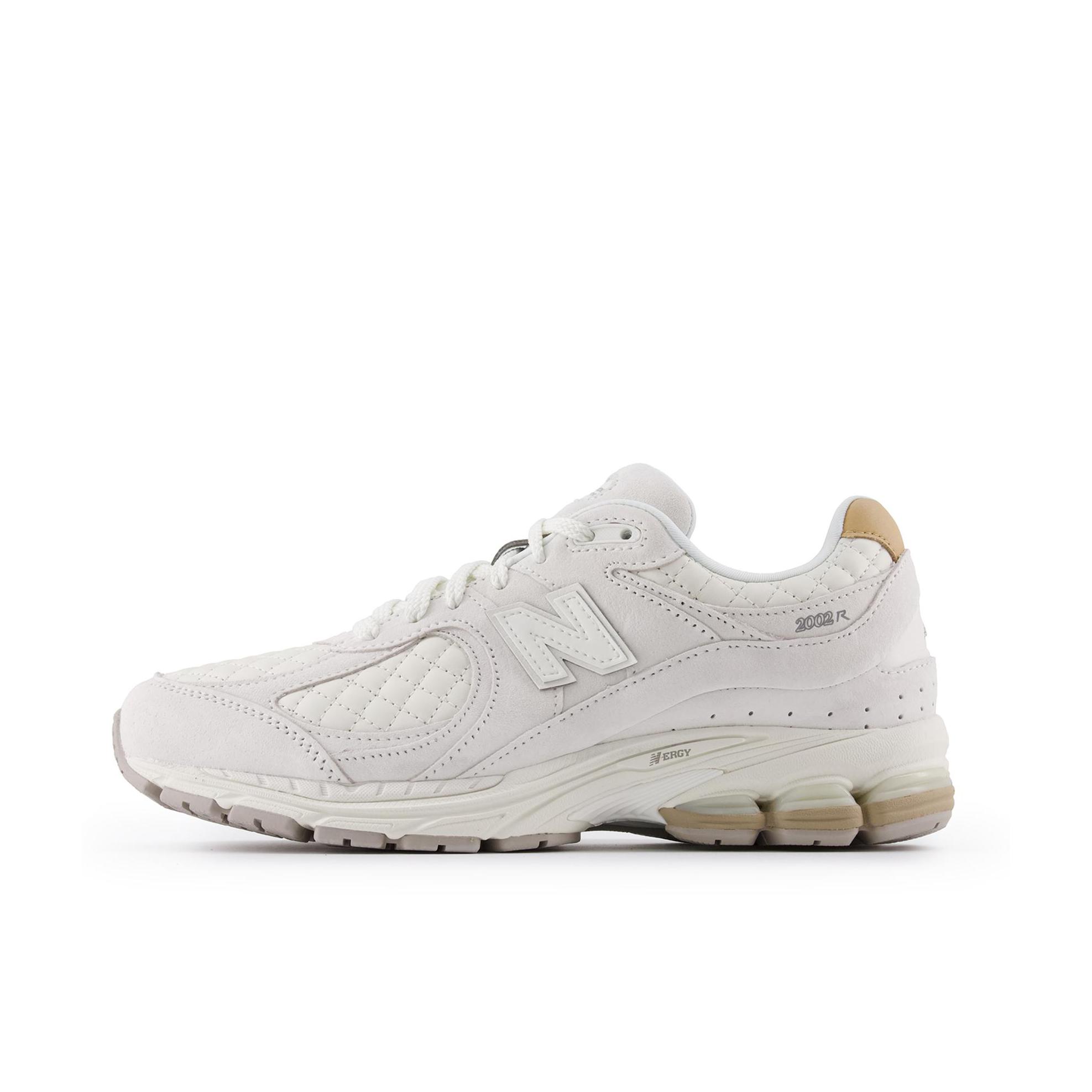 推荐商品：New Balance 2002R 跑鞋 缓震防滑耐磨透气复古拼接防水气垫慢跑支撑 宽版/亮白色