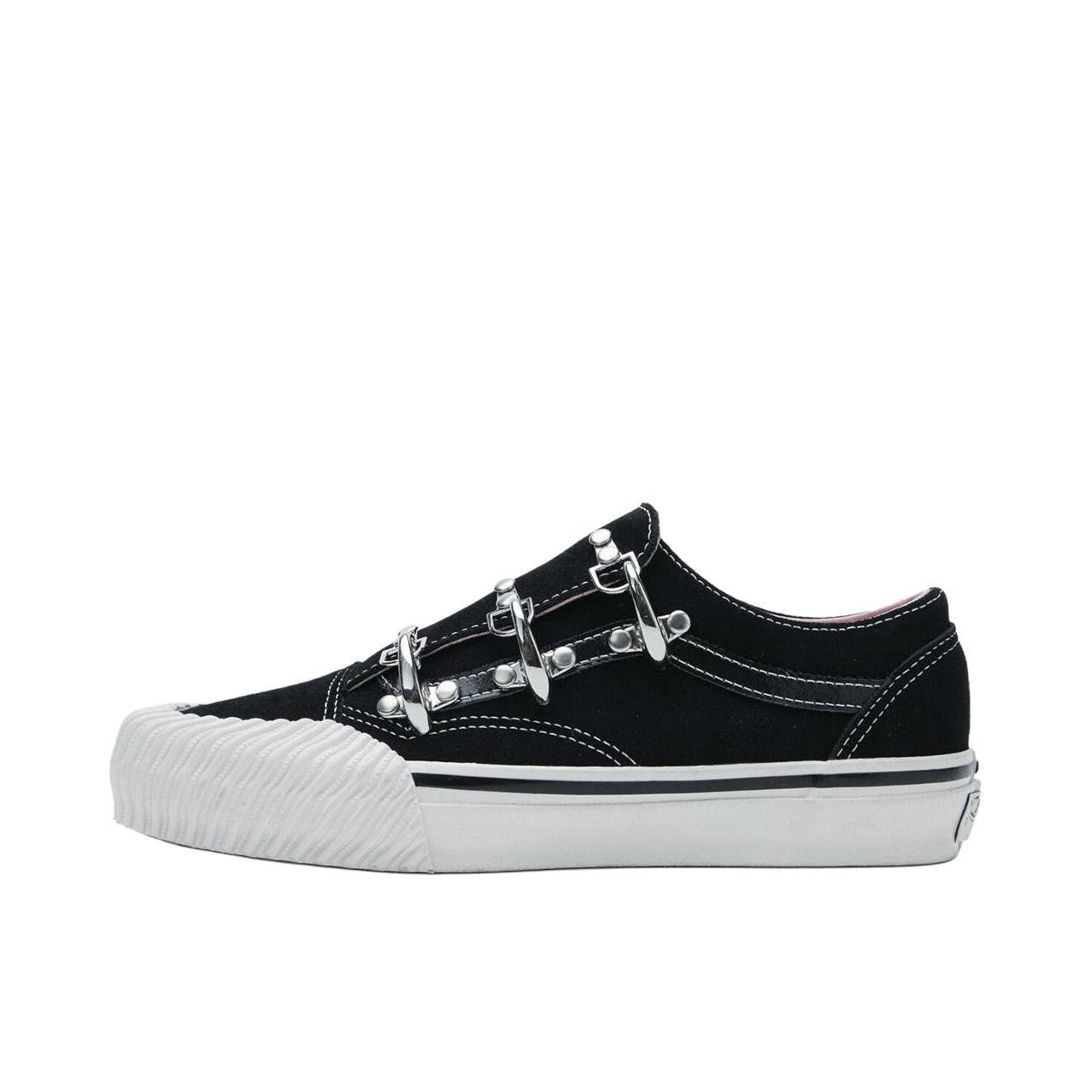 推荐商品：Vans/范斯 Old Skool 滑板鞋 板鞋 轻便防滑复古舒适经典 Karina Rozunko联名/女款/黑色 