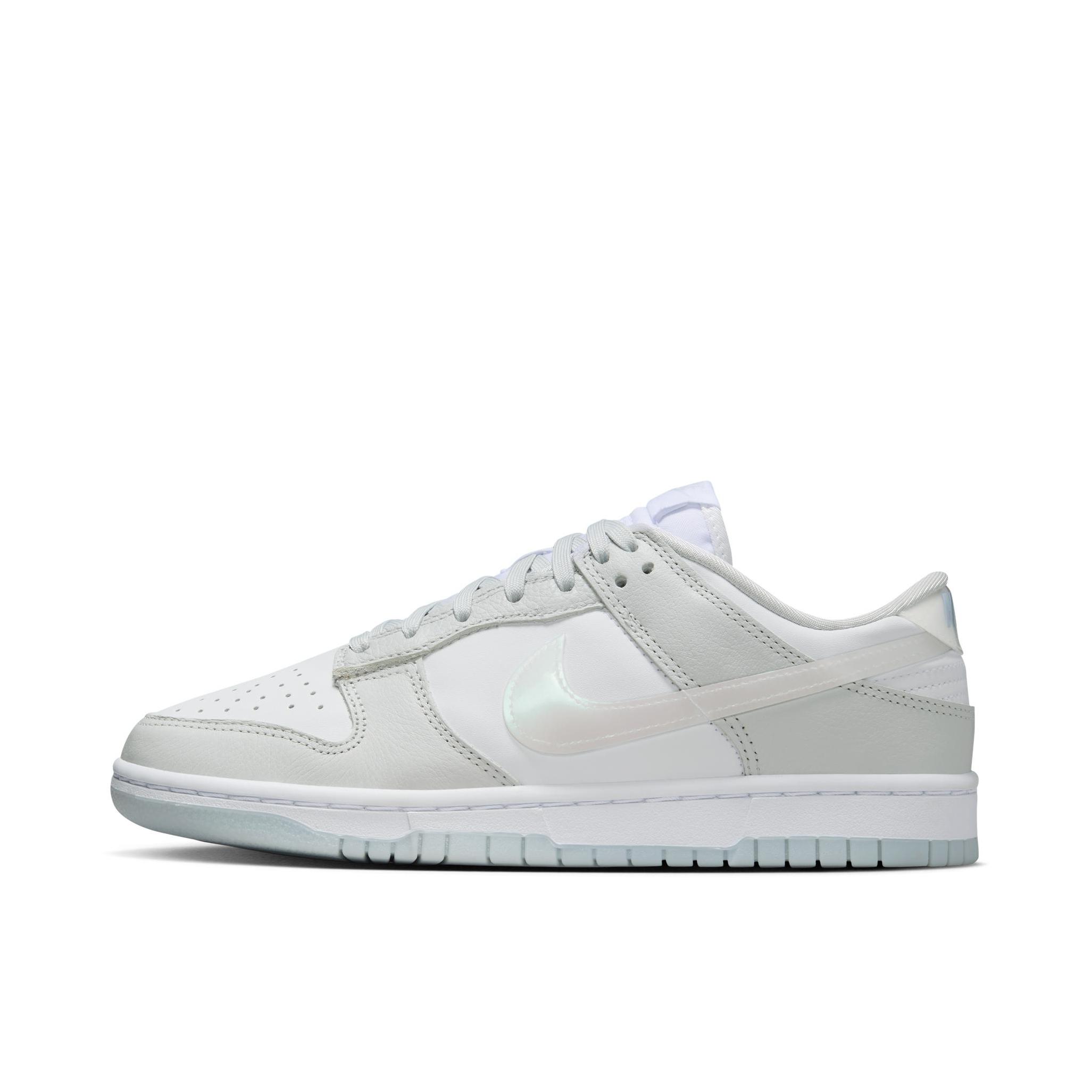 推荐商品：【520礼物】Nike Dunk 板鞋 经典复古百搭 女款/尘光子色/白色/冰蓝/多色