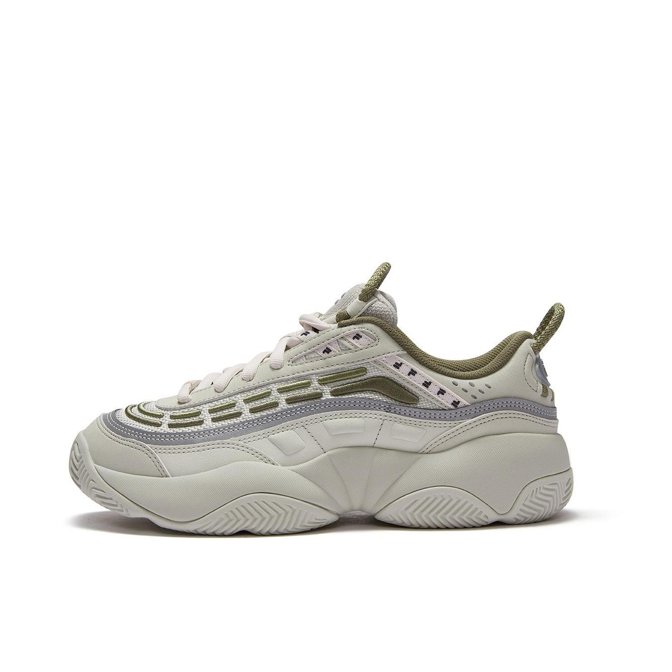 推荐商品：FILA/斐乐 FUSION FIRE 火焰鞋 复古 防滑 耐磨 篮球鞋 银色/灰色