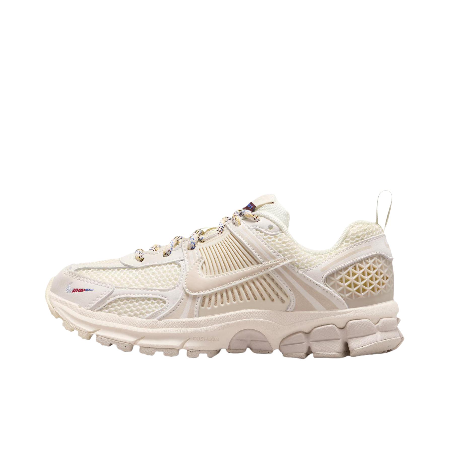 推荐商品：Nike Zoom Vomero 5 跑鞋 舒适缓震网面透气百搭复古支撑训练轻便 大童/珍珠灰/浅土褐/鲜亮勃艮第酒红