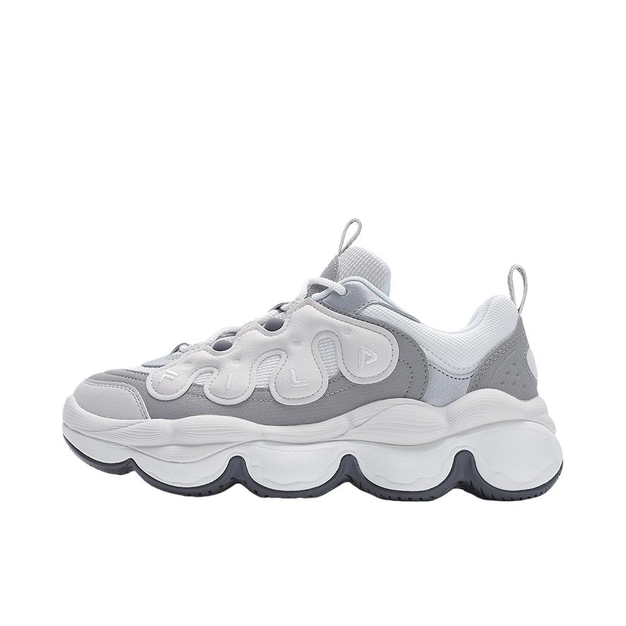 推荐商品：FILA/斐乐 Pease 防滑耐磨 舒适低帮 厚底 系带 合成革 老爹鞋 羊皮纸粉/海豚灰