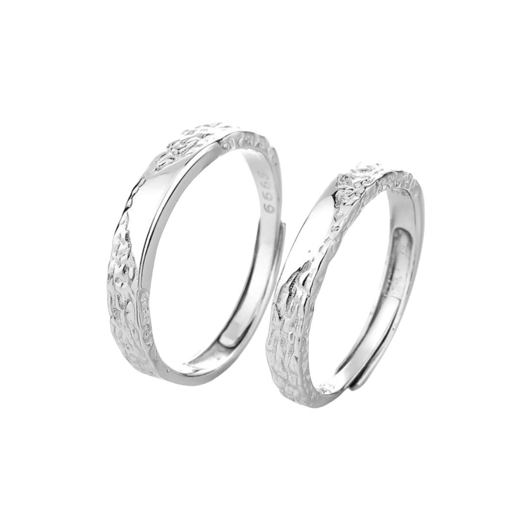 推荐商品：【情人节】老凤祥 天作之合冰川纹理素圈可调节足银情侣戒指 TMF0393230201