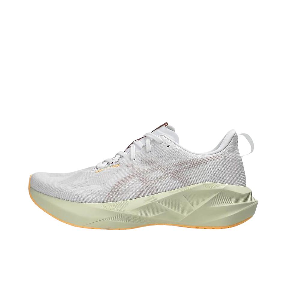 推荐商品：Asics/亚瑟士 Novablast 5 跑鞋 圆头舒适百搭防滑耐磨缓震橡胶贴合短跑轻量回弹支撑 白色/绿色