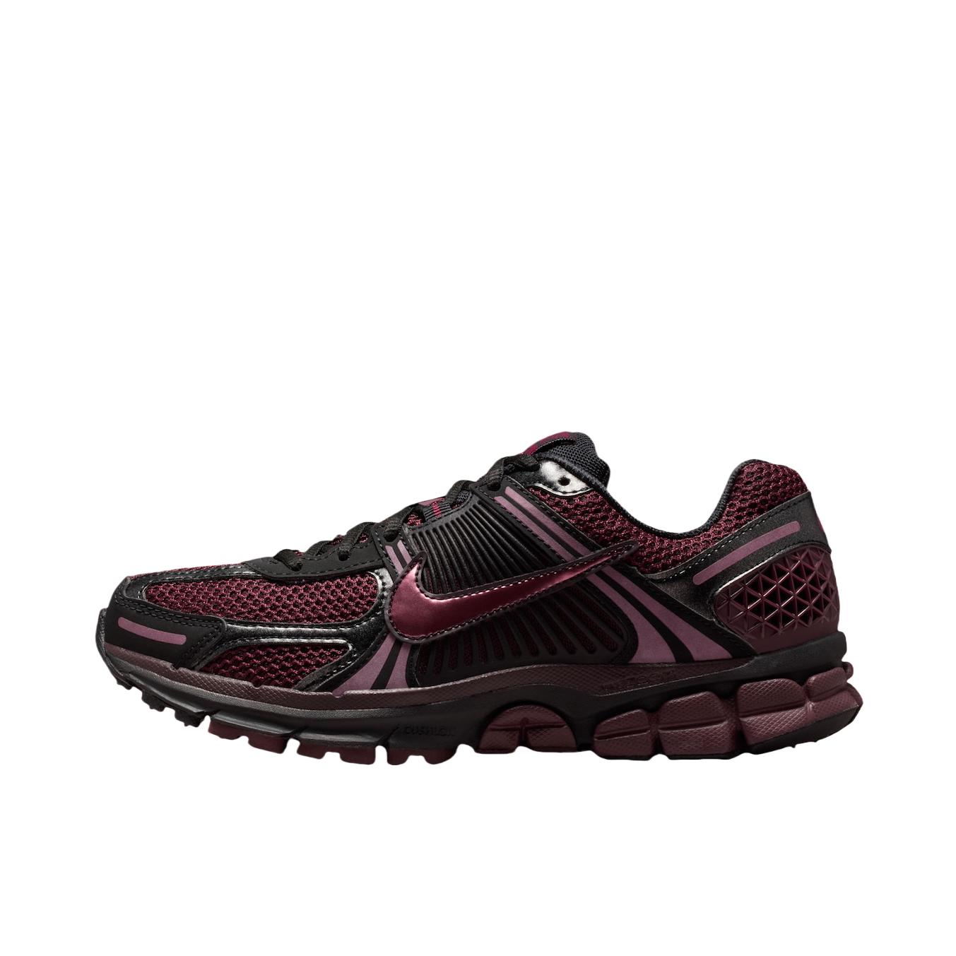 推荐商品：Nike Zoom Vomero 5 跑鞋 舒适缓震网面透气百搭复古支撑训练轻便 酒红色/黑色