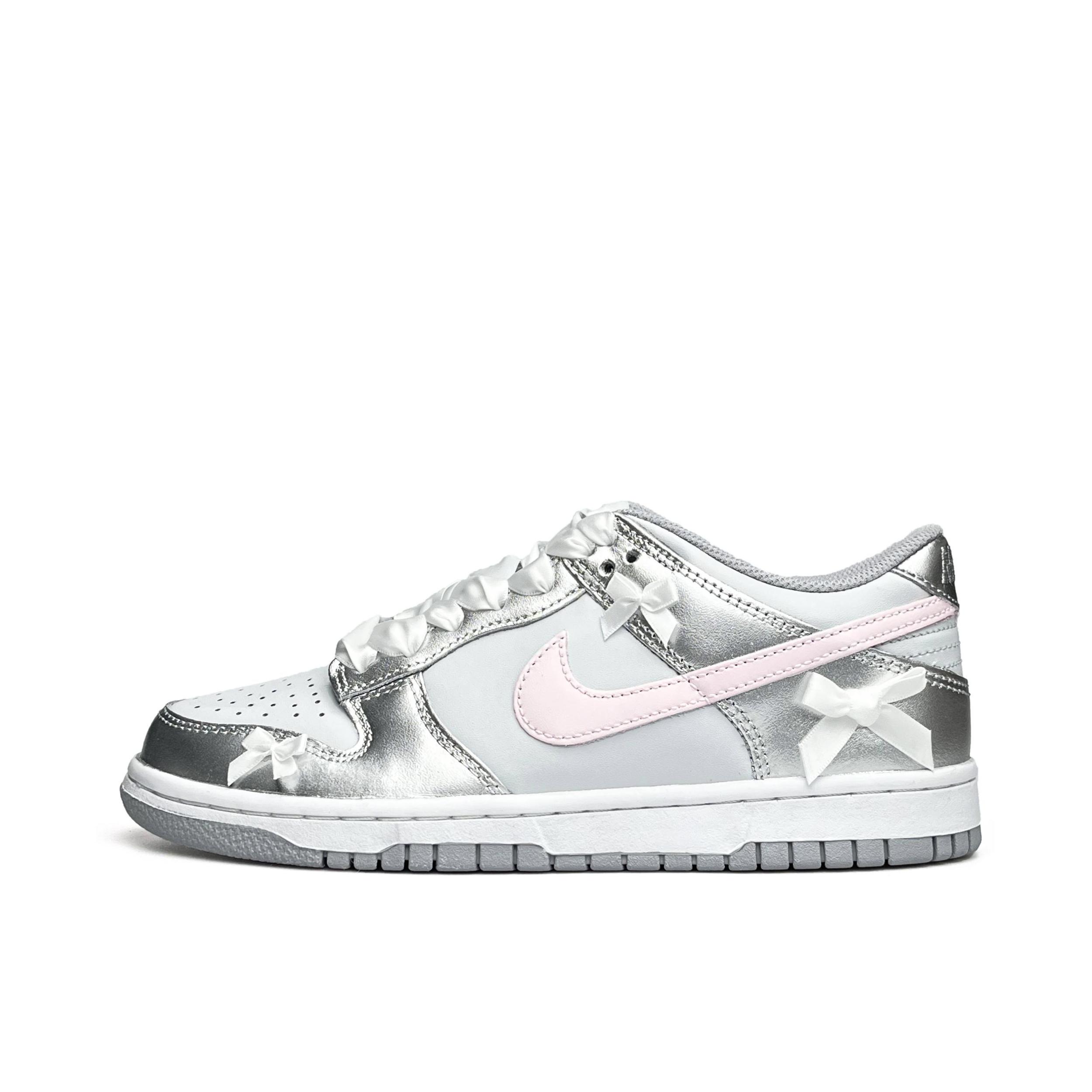 推荐商品：【定制球鞋】 Nike Dunk 板鞋 平跟系带防滑耐磨做旧高街简约百搭潮流复古美式 银翼草莓