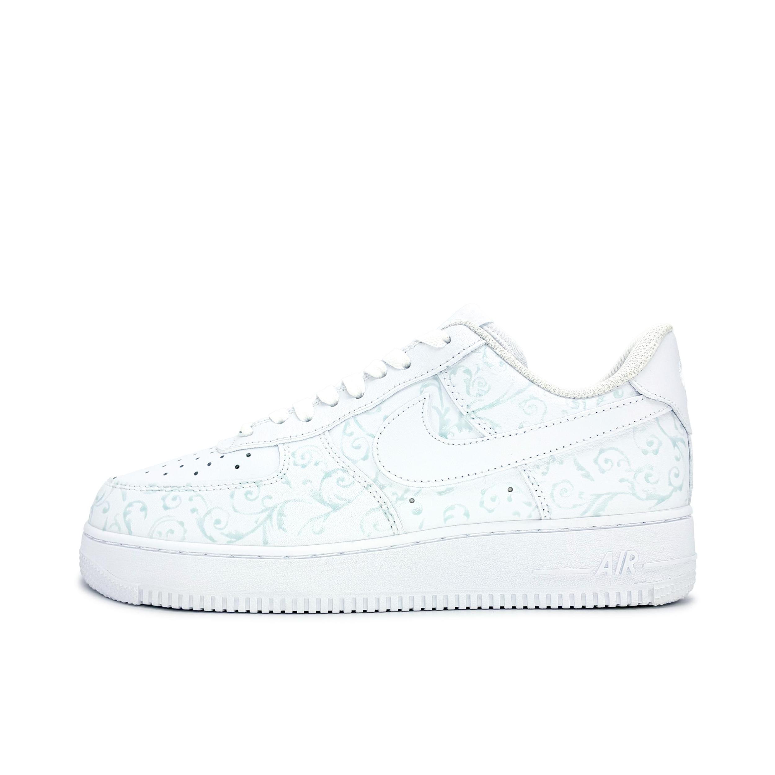 推荐商品：【定制款】 Nike Air Force 1 板鞋 防滑减震耐磨低帮增高 白色/蓝色/青花瓷