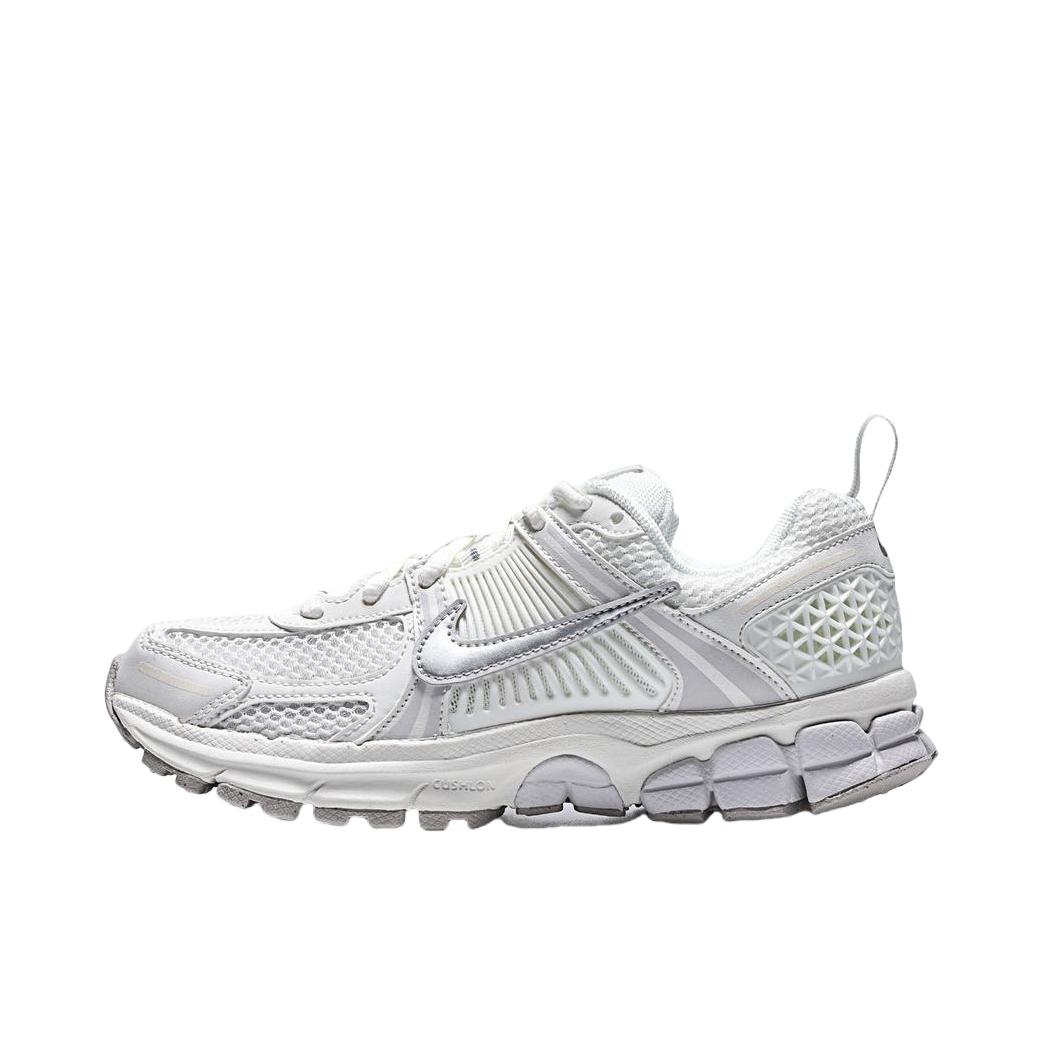 推荐商品：Nike Zoom Vomero 5 跑鞋 舒适缓震网面透气百搭复古支撑训练轻便 大童/白色/银色