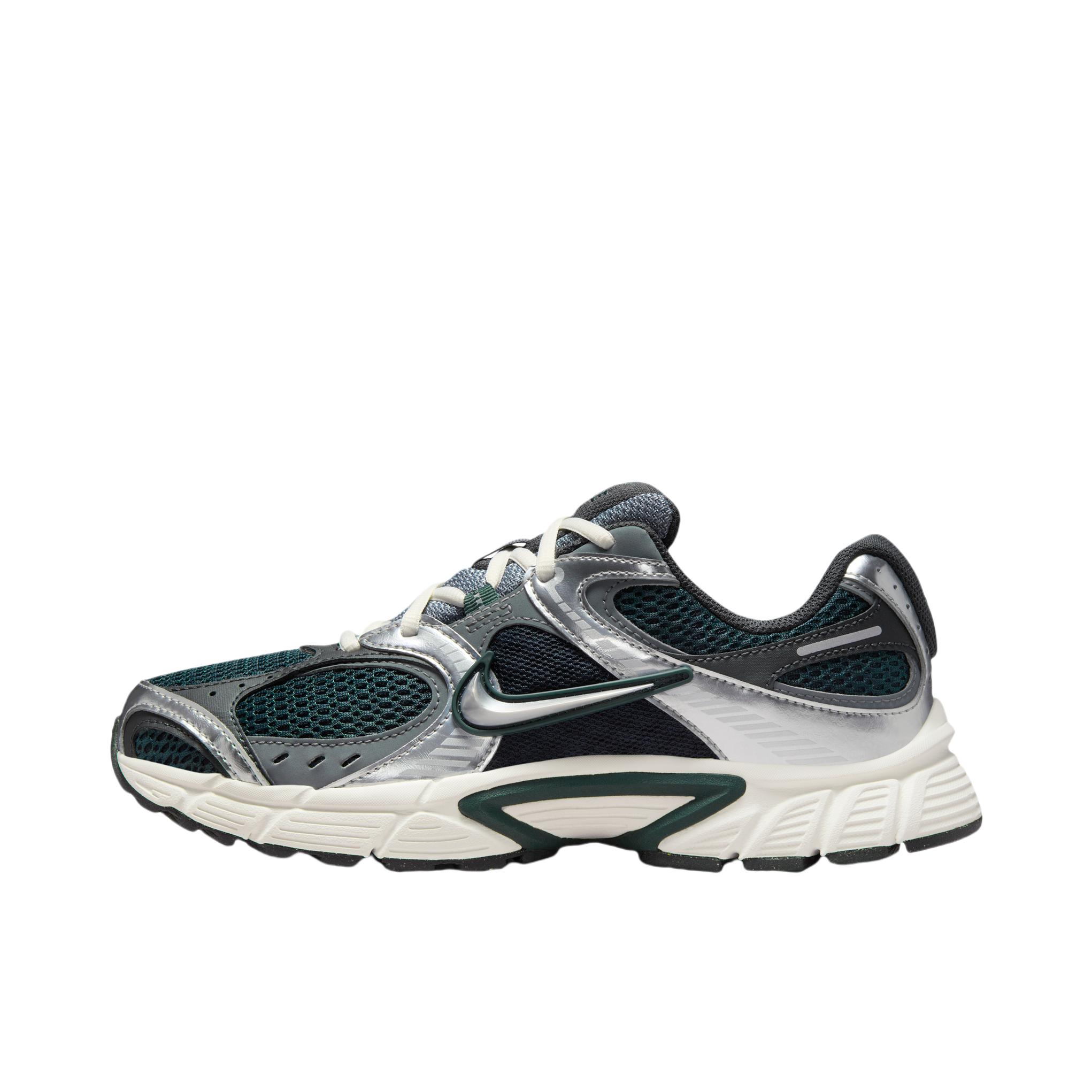 推荐商品：Nike V5 RNR 跑鞋 复古防滑耐磨透气低帮舒适百搭支撑轻便训练抓地贴合圆头 海藻绿/金属银/煤黑色/烟灰色/帆白色