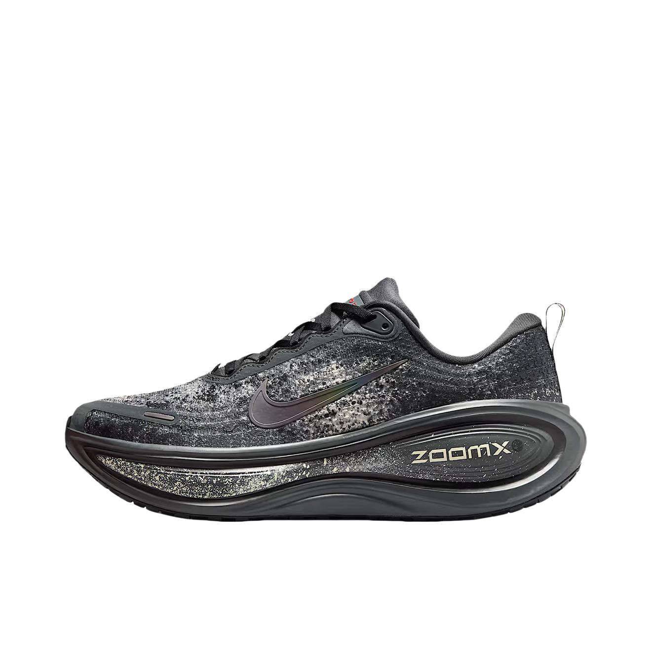 推荐商品：Nike Vomero Plus 超级迈柔 跑鞋 耐磨系带回弹网布支撑缓震轻便训练防滑贴合圆头 泼墨/黑色