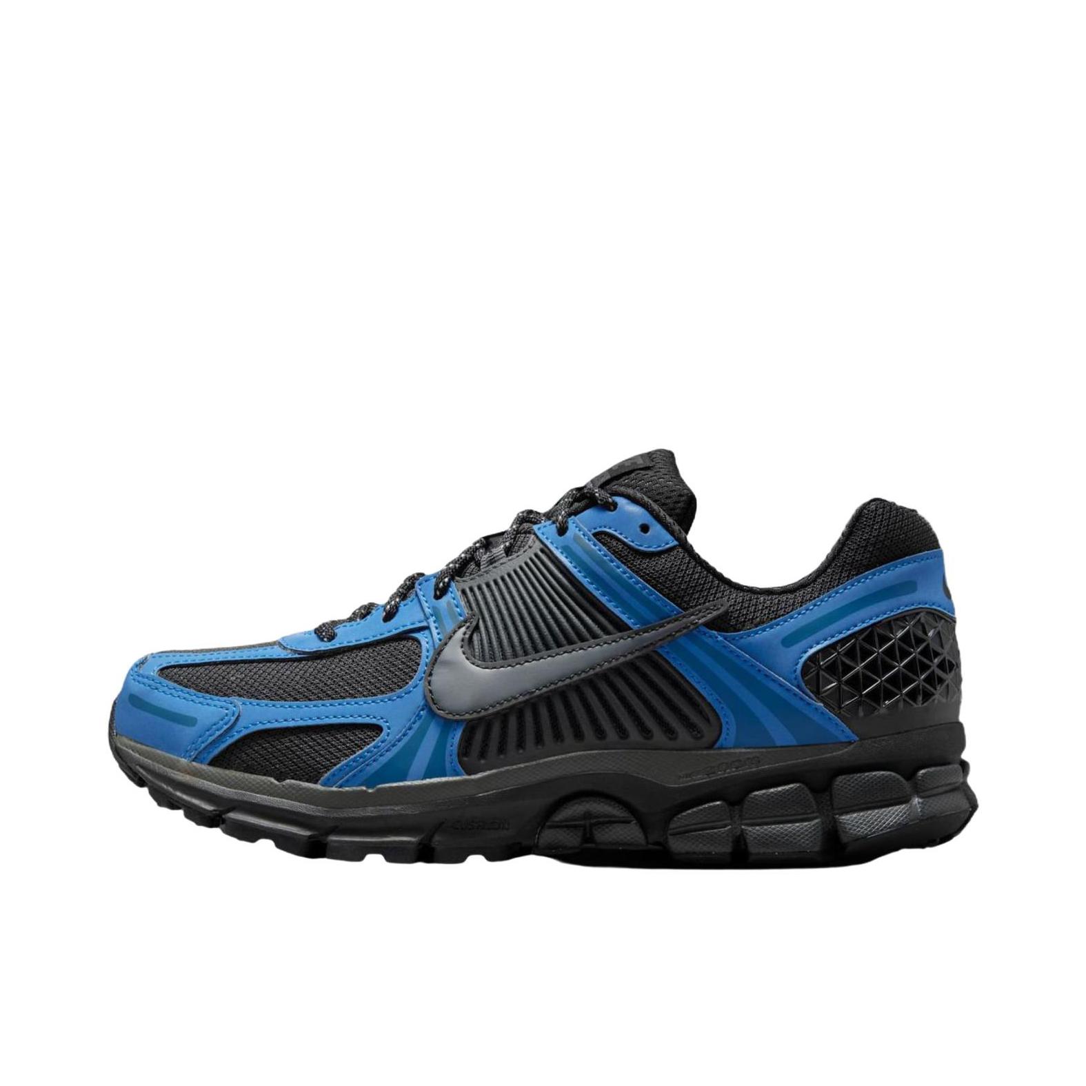 推荐商品：Nike Zoom Vomero 5 跑鞋 舒适缓震网面透气百搭复古支撑训练轻便 正黑色/蓝色 