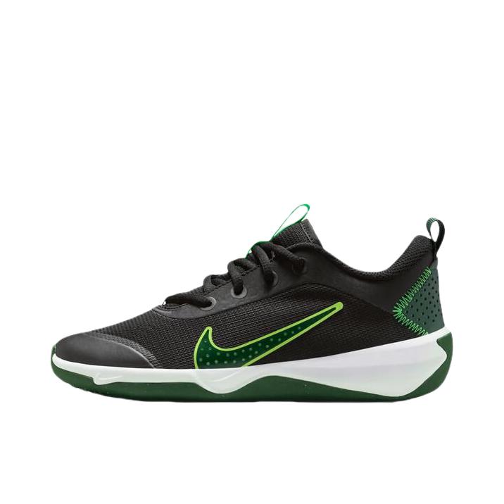 推荐商品：Nike Omni Multi-Court 缓震耐磨 网面透气 室内综合 舒适 运动休闲鞋 大童/黑色/冷杉绿/冲击绿