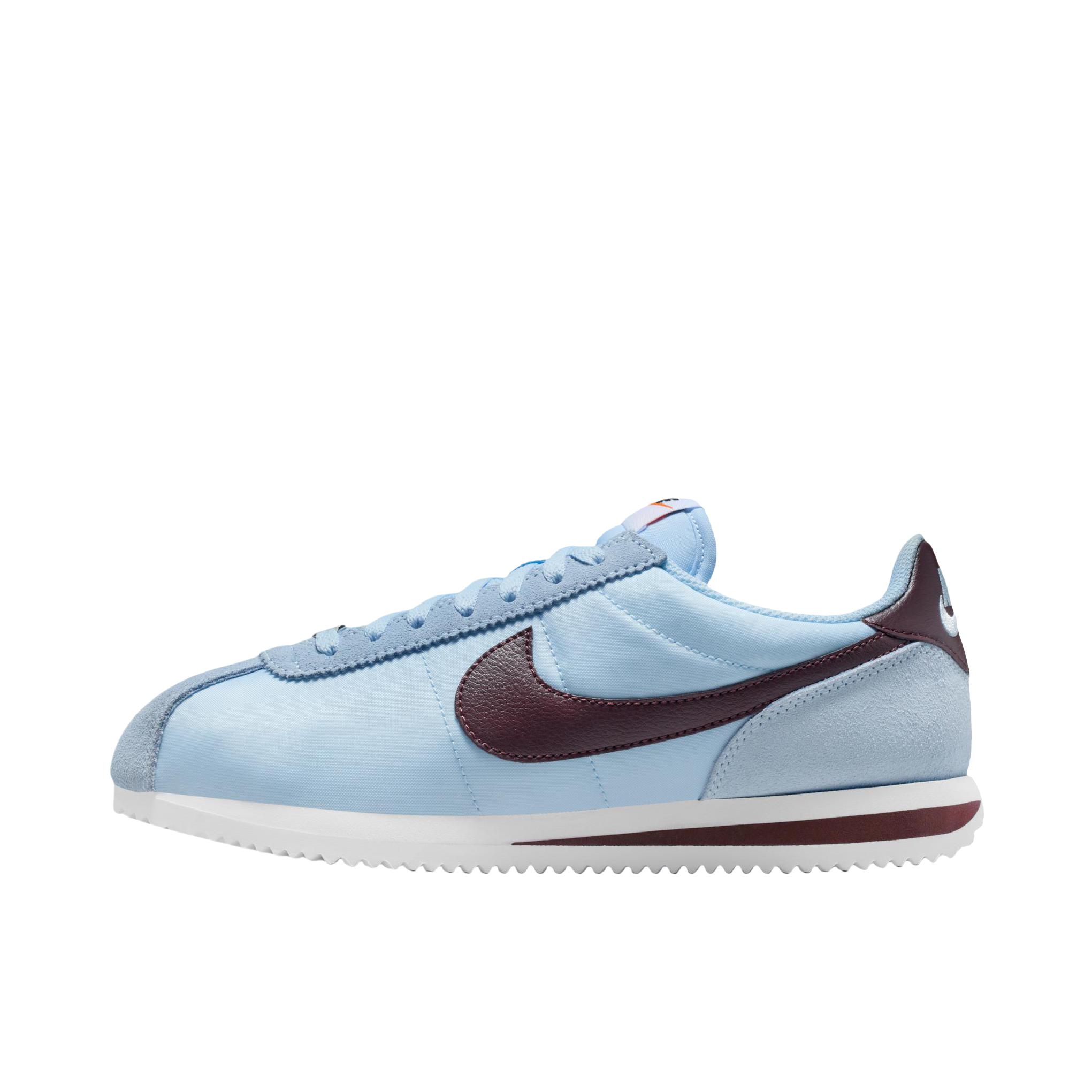 推荐商品：Nike Cortez Textile 运动休闲鞋 百搭耐磨低帮厚底跑鞋风 女款/天青石蓝/白色/鲜亮勃艮第酒红