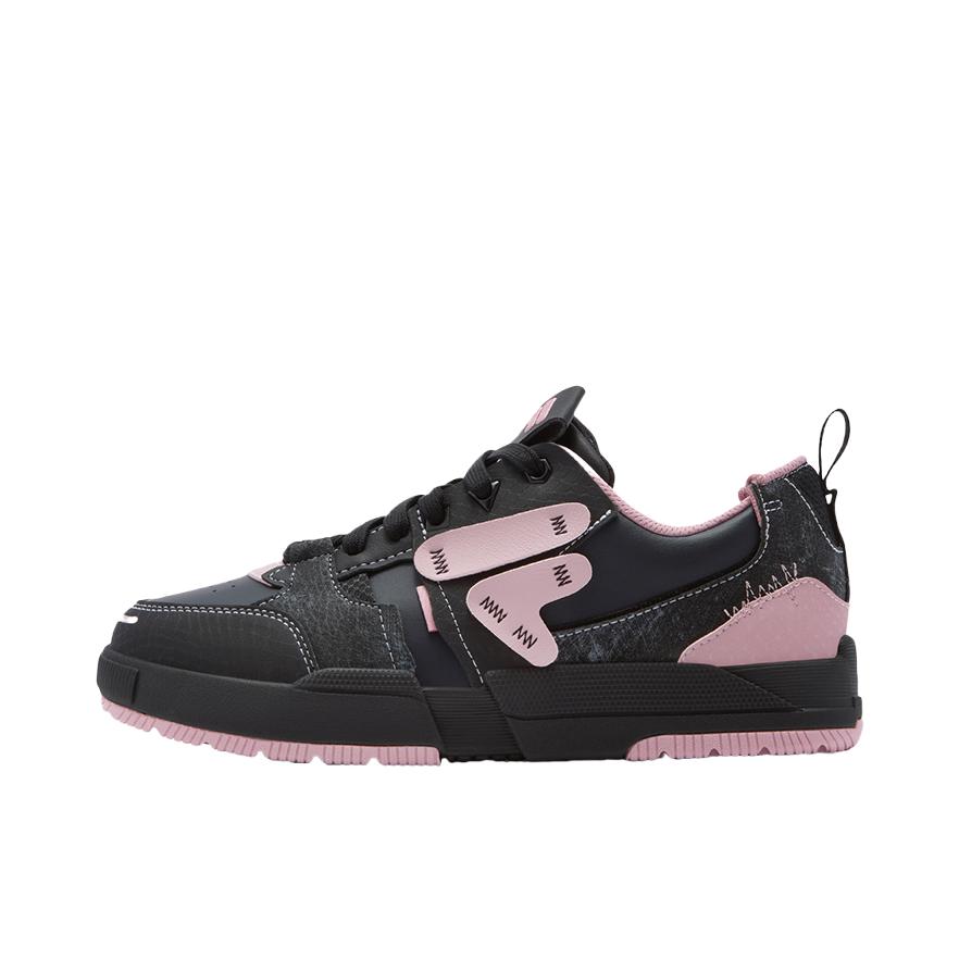 推荐商品：FILA/斐乐 GEOMETRY 板鞋 系带低帮几何拼接增高 革面/女款/车漆黑/微风紫