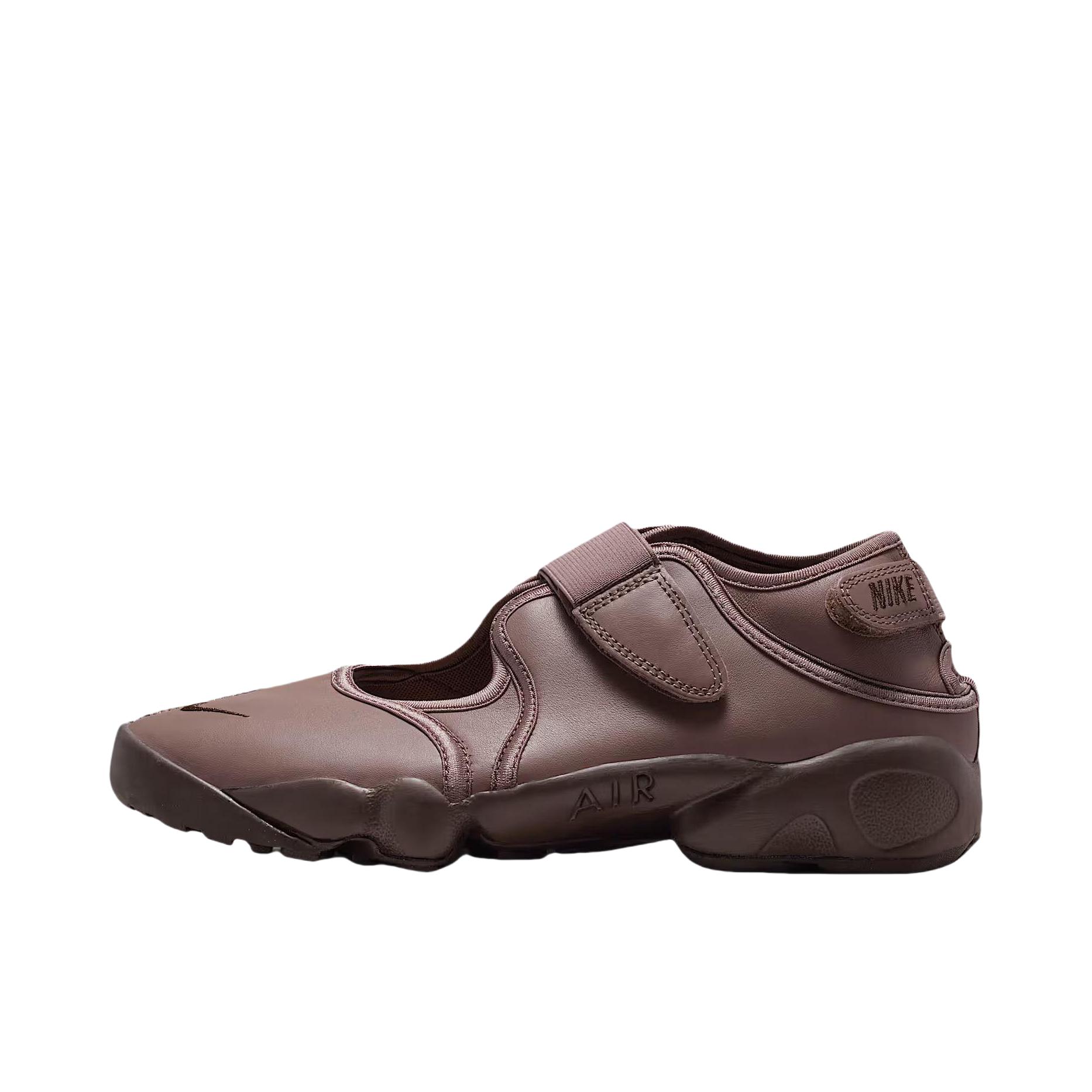 推荐商品：Nike Air Rift 分趾 防滑耐磨 缓震回弹 网面透气 舒适轻便 沙滩 魔术贴 百搭 运动休闲鞋 深褐色