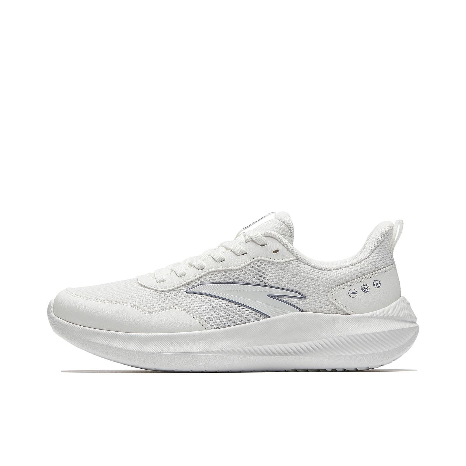 推荐商品：安踏 晴空 跑鞋 轻质舒适减震软底防水皮网回弹耐脏轻便秋冬防滑小白鞋训练通勤鞋软弹高性价比不累脚易打理防泼水徒步鞋增高缓震慢跑拼接 网面/女款/纸莎白/雾灰色