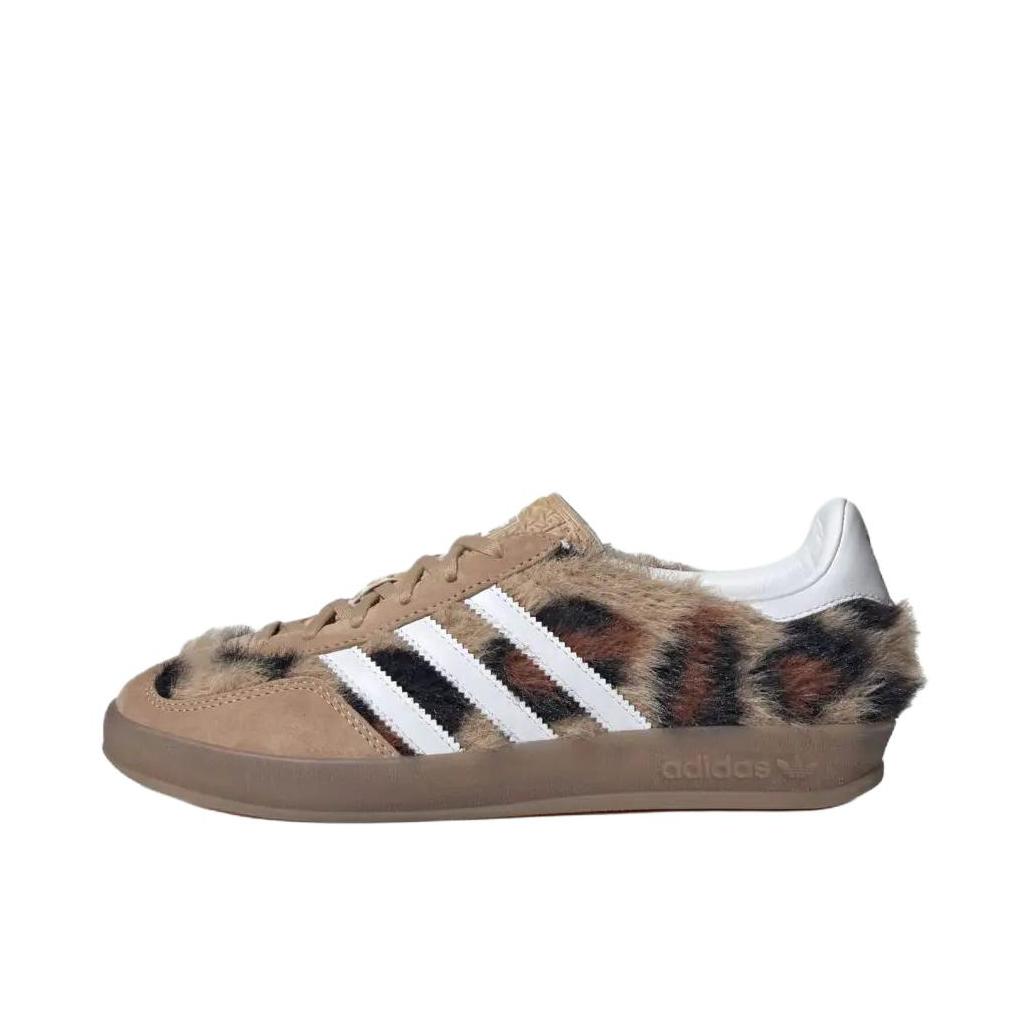推荐商品：adidas Originals Gazelle Indoor T头鞋 德训鞋 板鞋 舒适缓震防滑耐磨绒面革复古 atmos pink联名/棕色