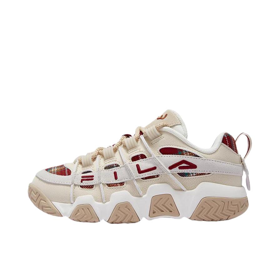 推荐商品：FILA/斐乐 Barricade 时尚复古 潮流百搭 防滑耐磨 防水 织物 合成革 运动休闲鞋 T12M333201 男款/圣诞/泡沫白/滑板红