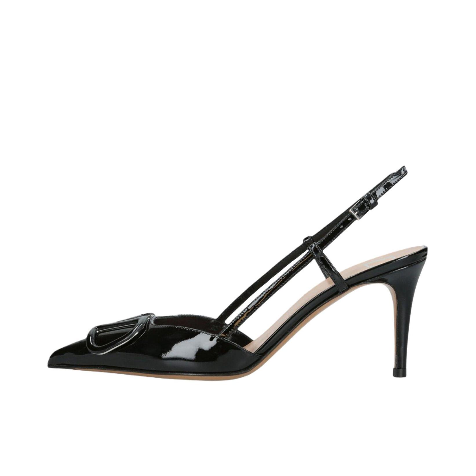 推荐商品：Valentino VLogo Signature 舒适简约 时尚休闲 细跟尖头 皮革露跟 搭扣 线上限定 后系带 高跟鞋 跟高8cm/全黑色