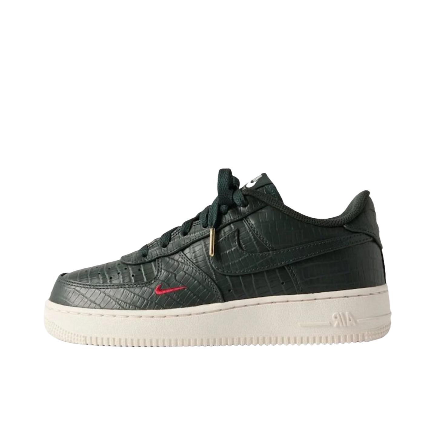 推荐商品：Nike Air Force 1 空军一号 板鞋 轻便舒适百搭耐磨防滑复古 KITH联名/大童/黑色/幻影红