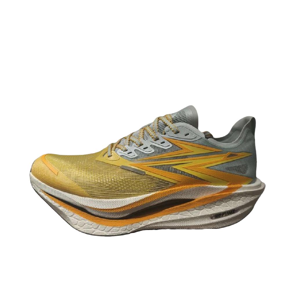 推荐商品：361度 飞燃4.5 跑鞋 低帮耐磨透气全掌回弹碳板蝶式稳定马拉松减震长跑比赛竞速训练体测 黄色