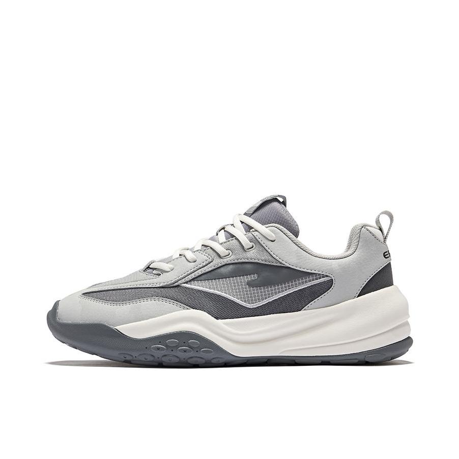 推荐商品：鸿星尔克 布丁 增高厚底 皮革 拼接 网面 防滑耐磨 轻便软底 复古百搭 运动休闲鞋 钢灰色/白露灰